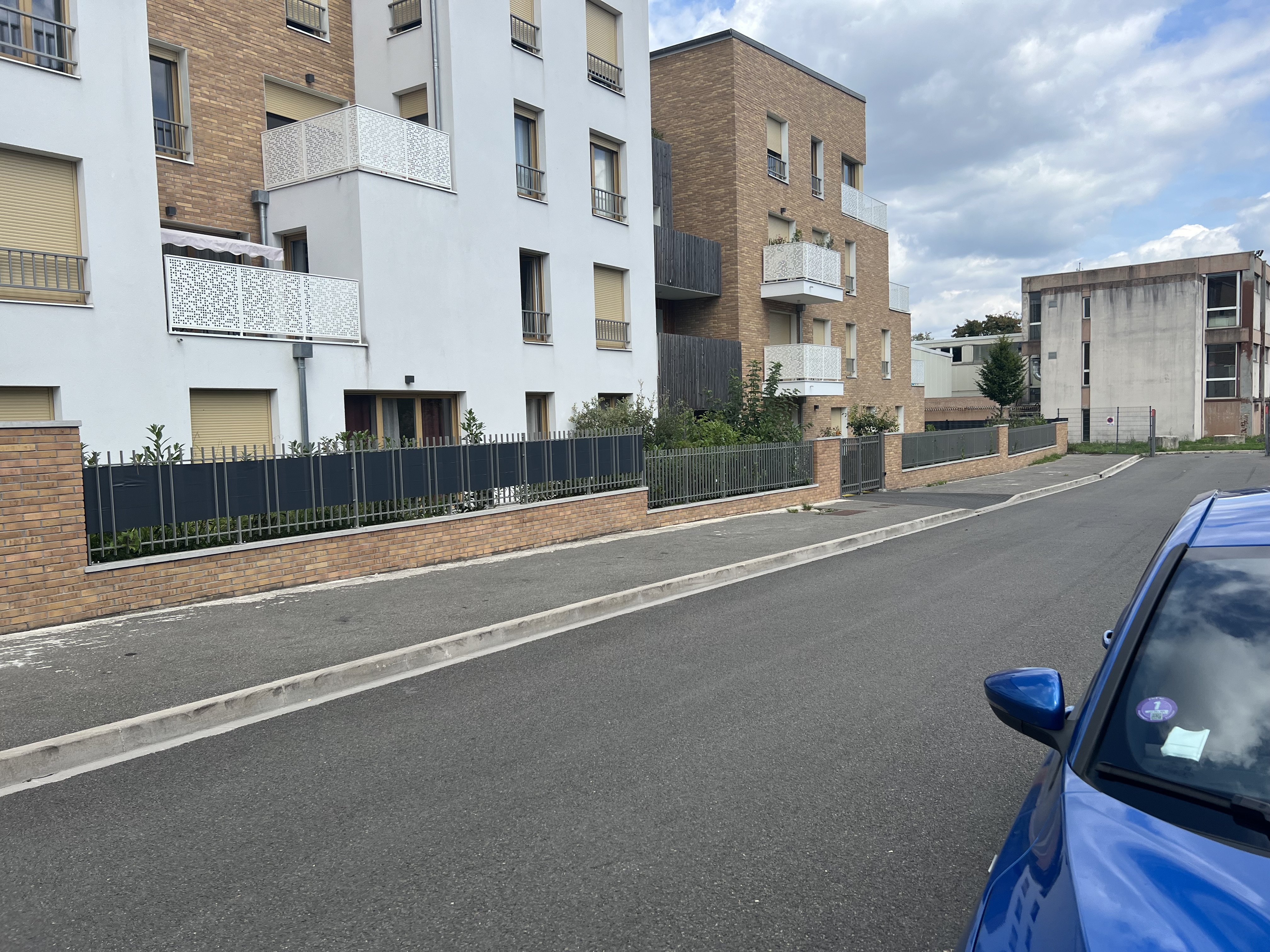 Ajout de poteaux pour sécuriser le trottoir face au stationnement sauvage