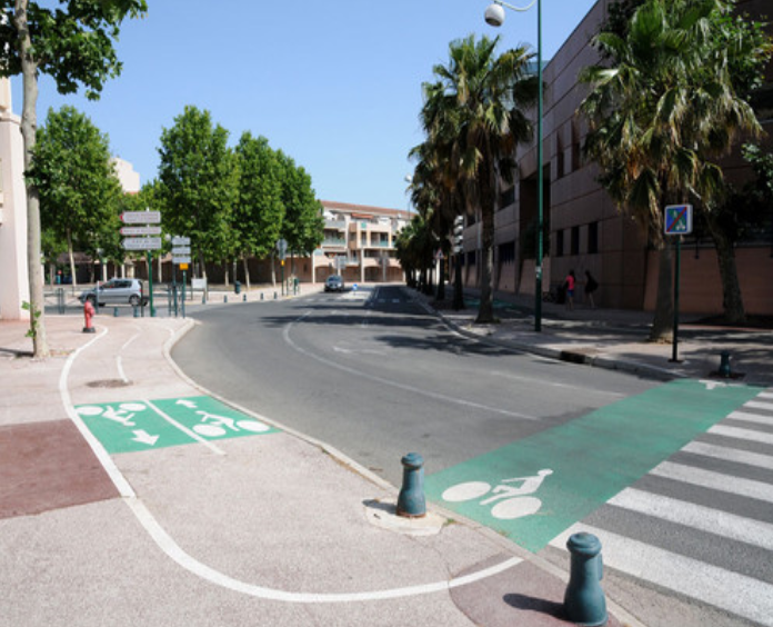 Dessiner une piste colorée ininterrompue pour que les enfants se rendent au Collège F Mitterrand en trottinette ou vélo sans danger 