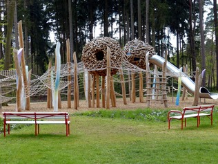 playground-g95b03e2fc_1920.jpg