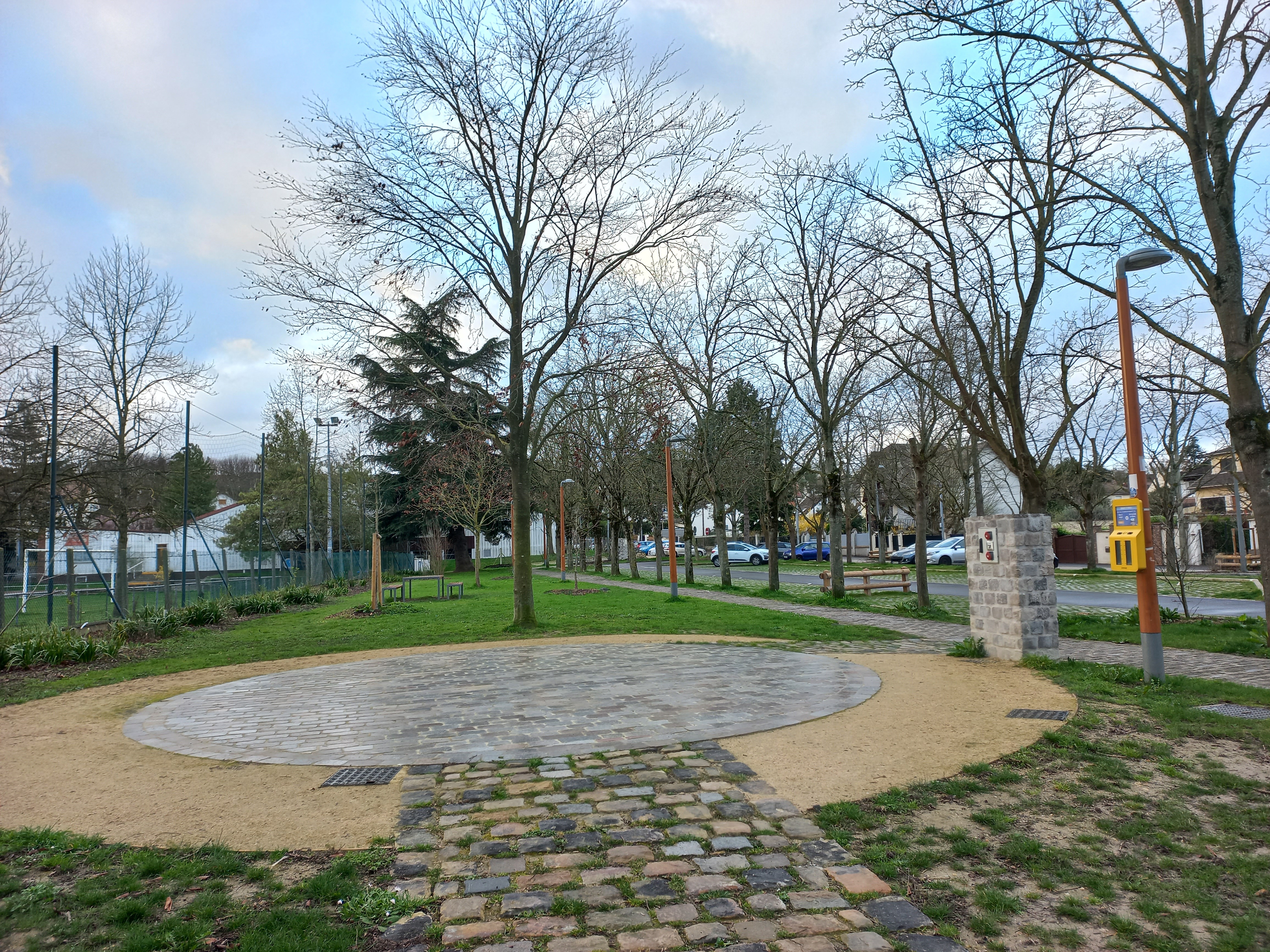 Installation d un panier de basket à proximité des terrains sportifs du bord de marne 